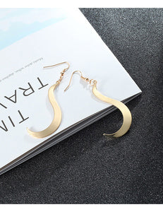 +E57 Gold Smooth Squiggle Earrings